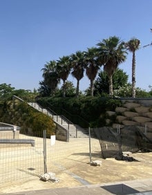 Imagen secundaria 2 - Lámina de agua recayente a la calle Doctor Domagk, parque infantil y zona con palmeras y jardín vertical. 