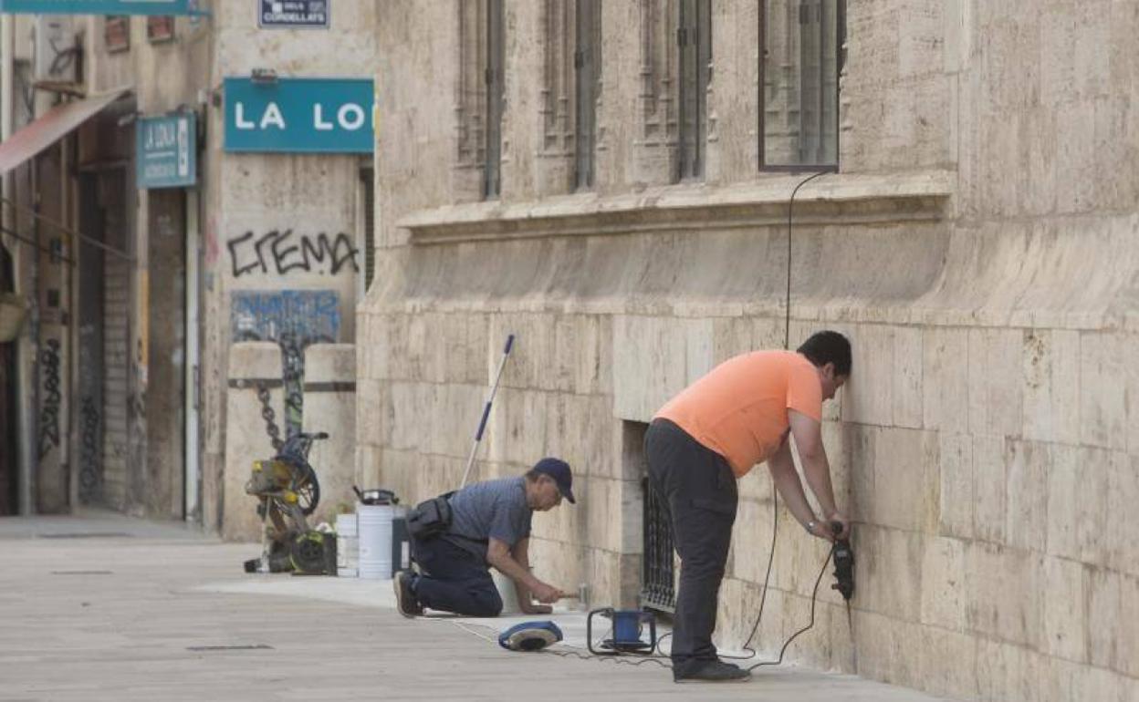 Instalación de inyectores contra xilófagos, junto a la Lonja de Valencia. 