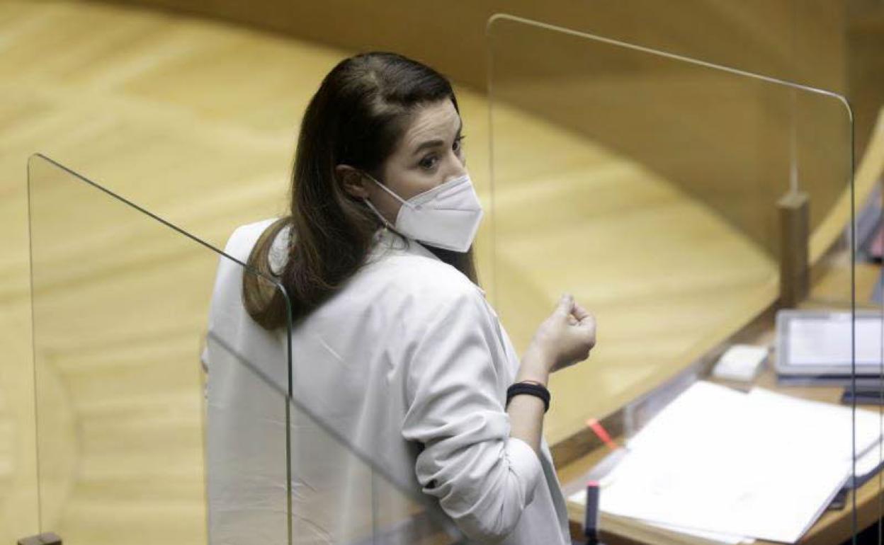 La consellera de Agricultura, Mireia Mollà, durante un debate en Les Corts. 