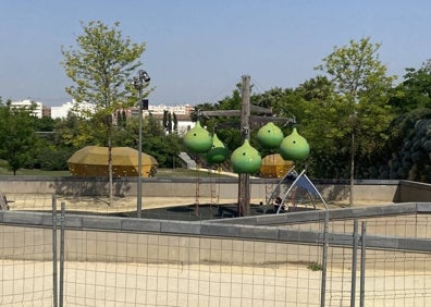 Imagen secundaria 1 - Lámina de agua recayente a la calle Doctor Domagk, parque infantil y zona con palmeras y jardín vertical. 