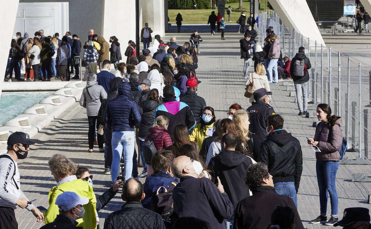 Cola de personas en el punto de vacunación de la Ciudad de las Artes y las Ciencias.