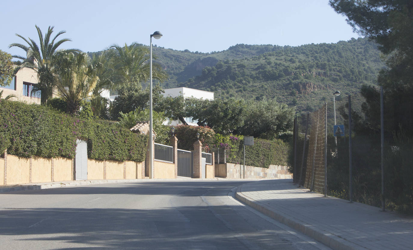 La urbanización Monasterios está ubicada en una de las laderas de las estribaciones de la Sierra Calderona con vistas al mar.