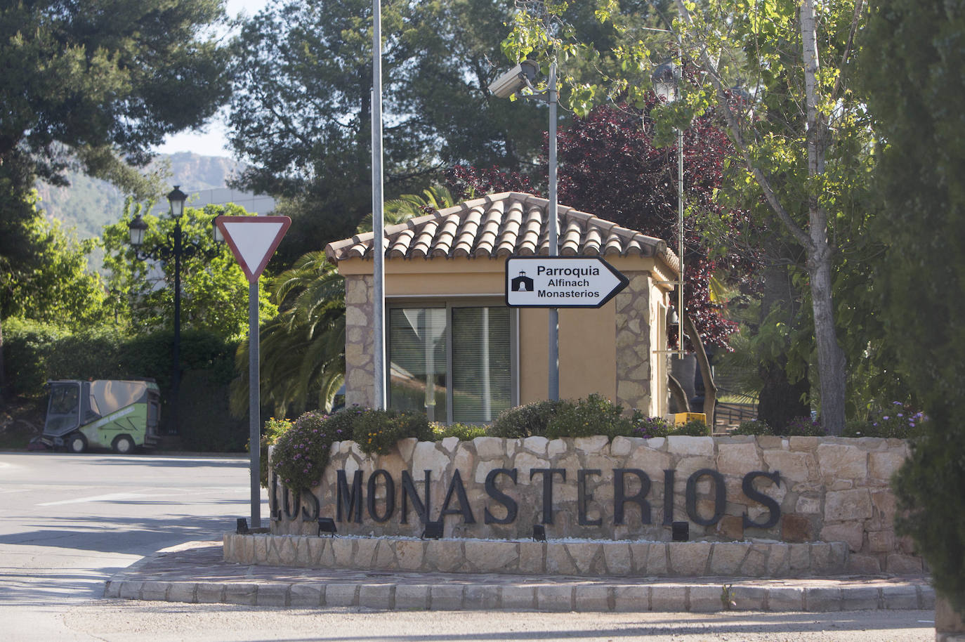 La urbanización Monasterios está ubicada en una de las laderas de las estribaciones de la Sierra Calderona con vistas al mar.