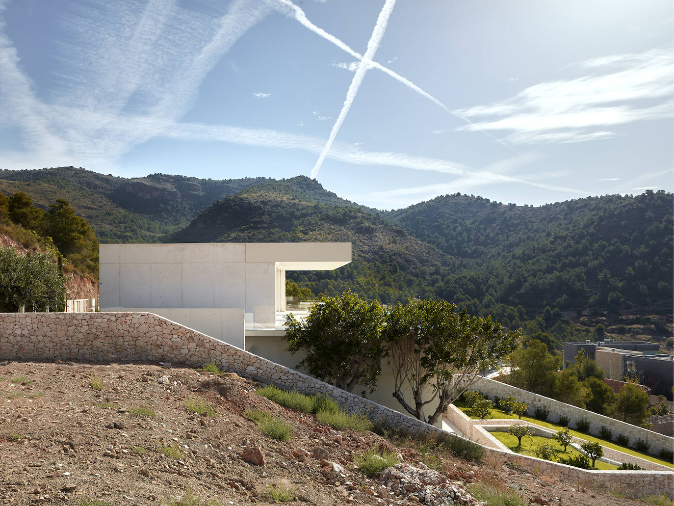 La urbanización Monasterios está ubicada en una de las laderas de las estribaciones de la Sierra Calderona con vistas al mar.