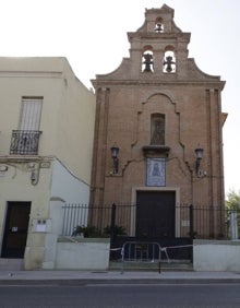 Imagen secundaria 2 - La vía de servicio tras el derrumbe y los daños de la ermita causados por un rayo. 