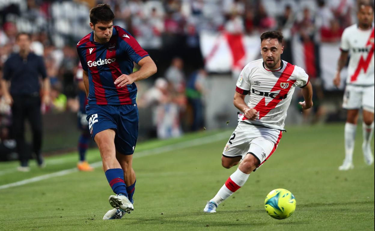 Melero, peleando un balón con Unai López