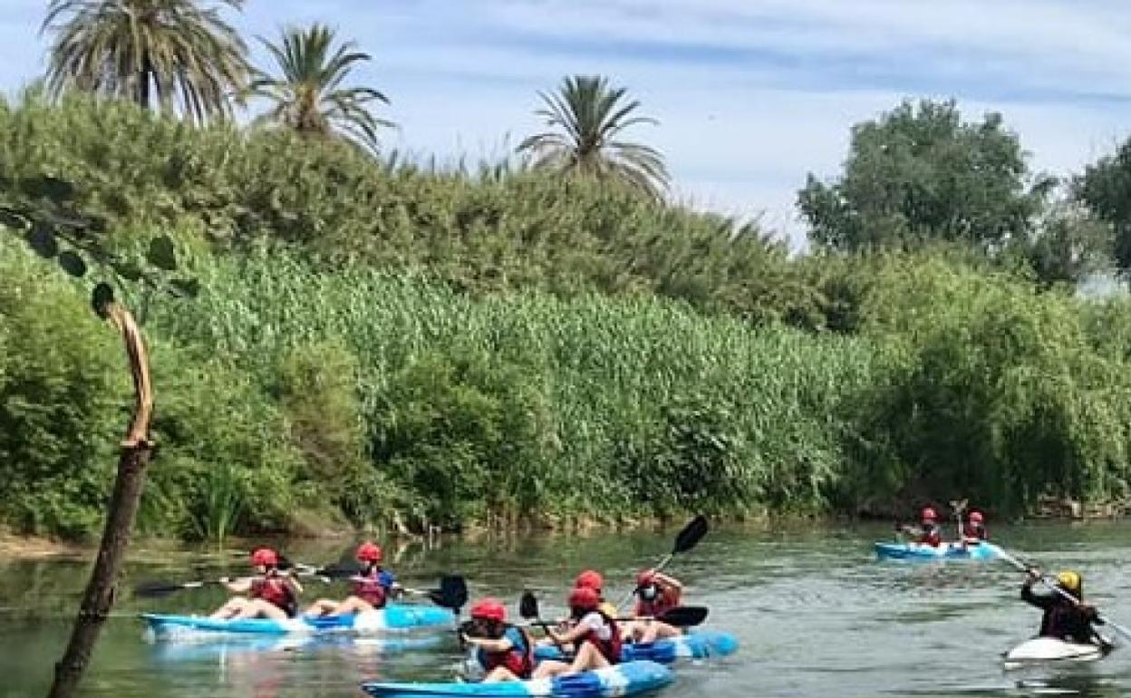 Menores en el río Júcar en Alzira. 