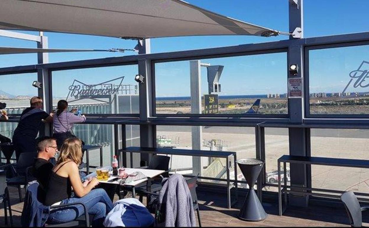 Una cafetería en el aeropuerto Alicante-Elche Miguel Hernández. 