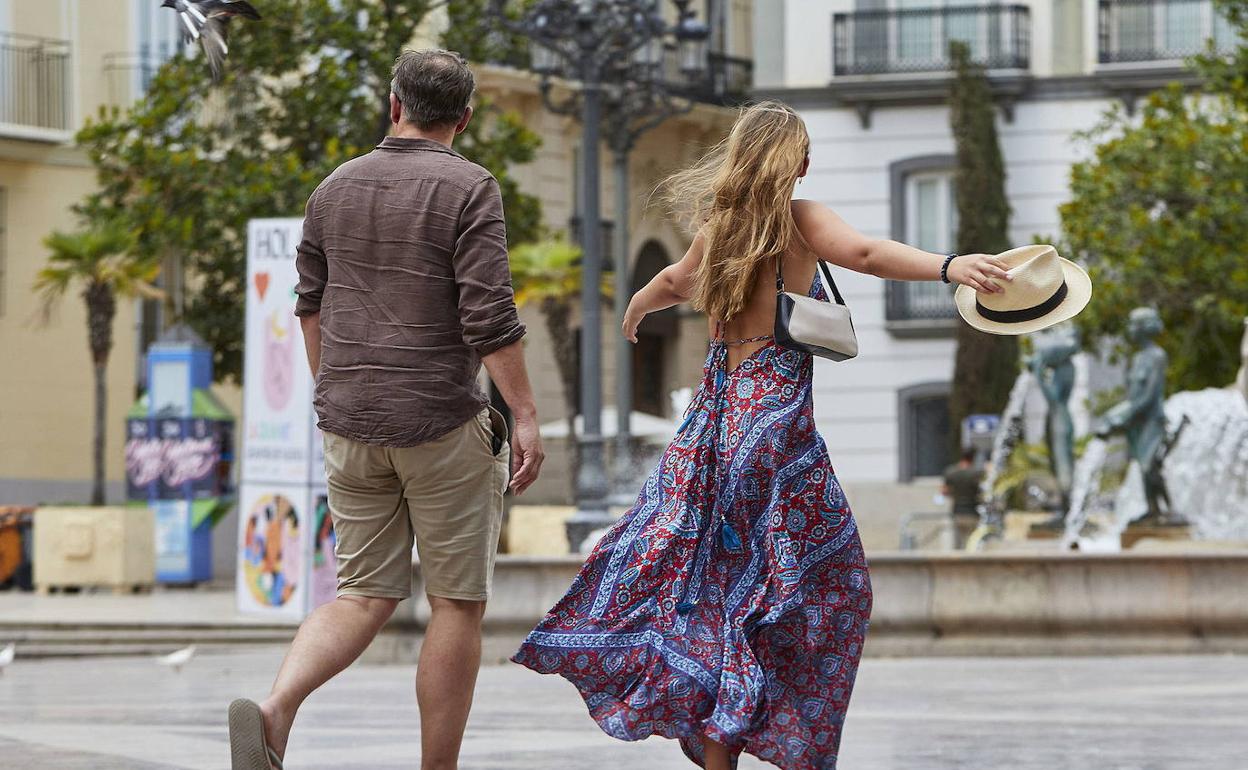 Dos personas en el centro de Valencia.