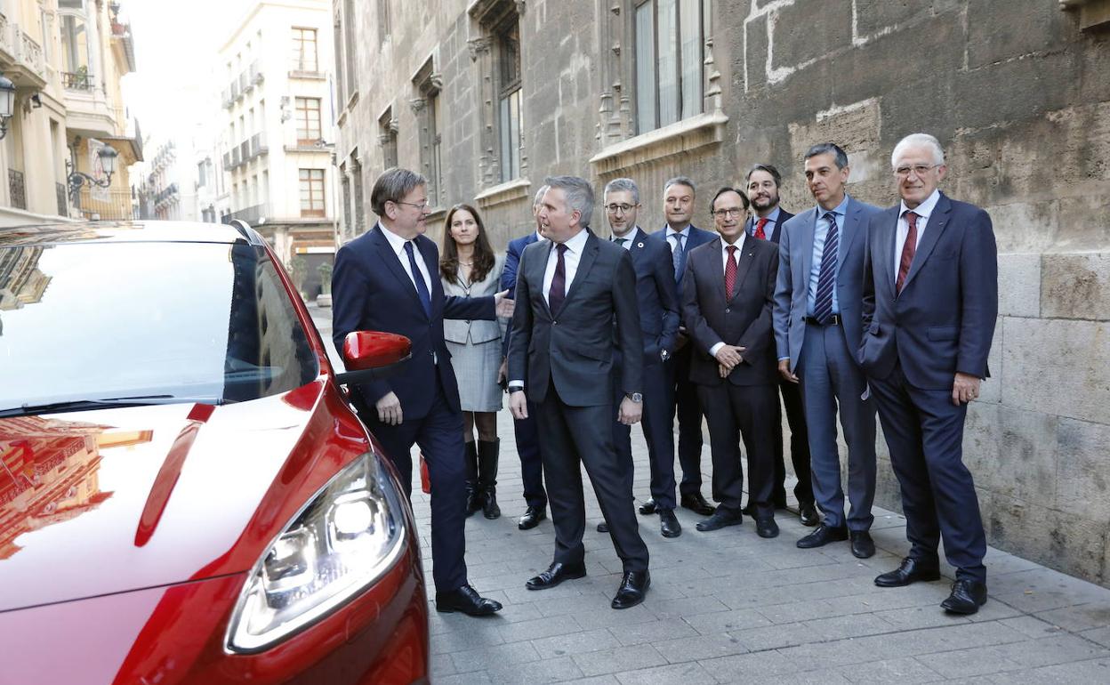 El presidente Ximo Puig junto a dirigentes de Ford. 