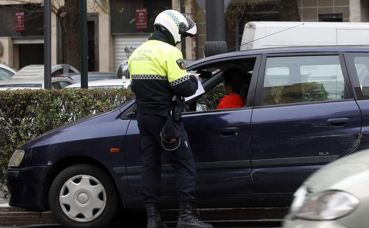 Un agente de Policía Local de Valencia con un boletín de denuncias, en imagen de archivo