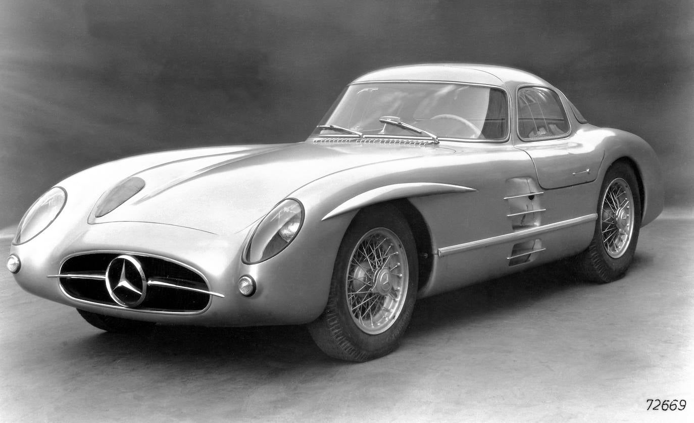 El Mercedes Coupé 300 SLR Uhlenhaut de 1955 fue vendido el 5 de mayo en una subasta confidencial en el museo Mercedes-Benz de Stuttgart (Alemania) en cooperación entre la filial de Sotheby's para vehículos de lujo y el constructor germano. Calificado por RM Sotheby's como el "coche más bonito del mundo", el vehículo que era propiedad de Mercedes-Benz fue vendido a un coleccionista privado.