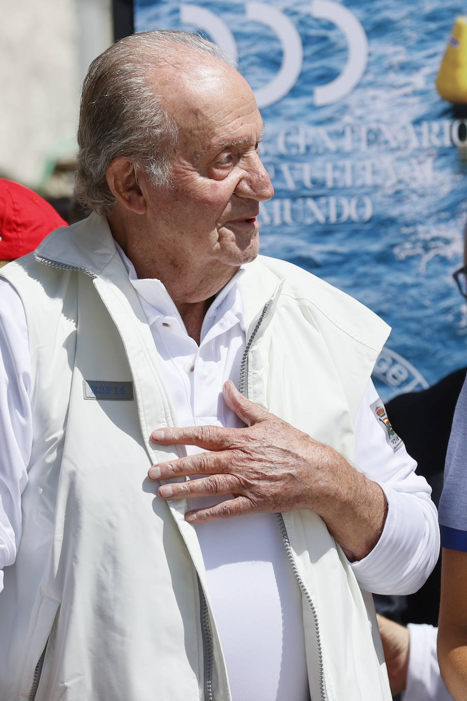 Juan Carlos I acude a las regatas que se celebran en Sanxenxo