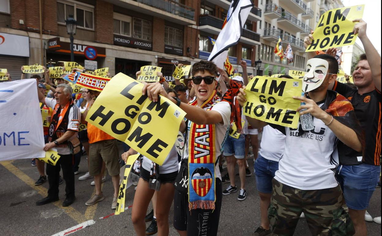 Todos los vídeos de la manifestación de la afición del Valencia CF contra  Peter Lim y Anil Murthy | Las Provincias