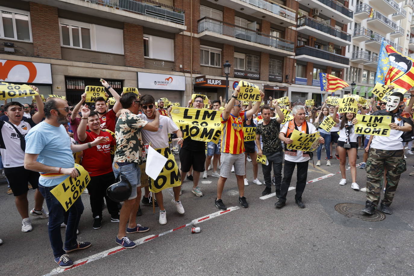 Miles de personas llenan la avenida de Sueca para exigir la salida del magnate de Singapur