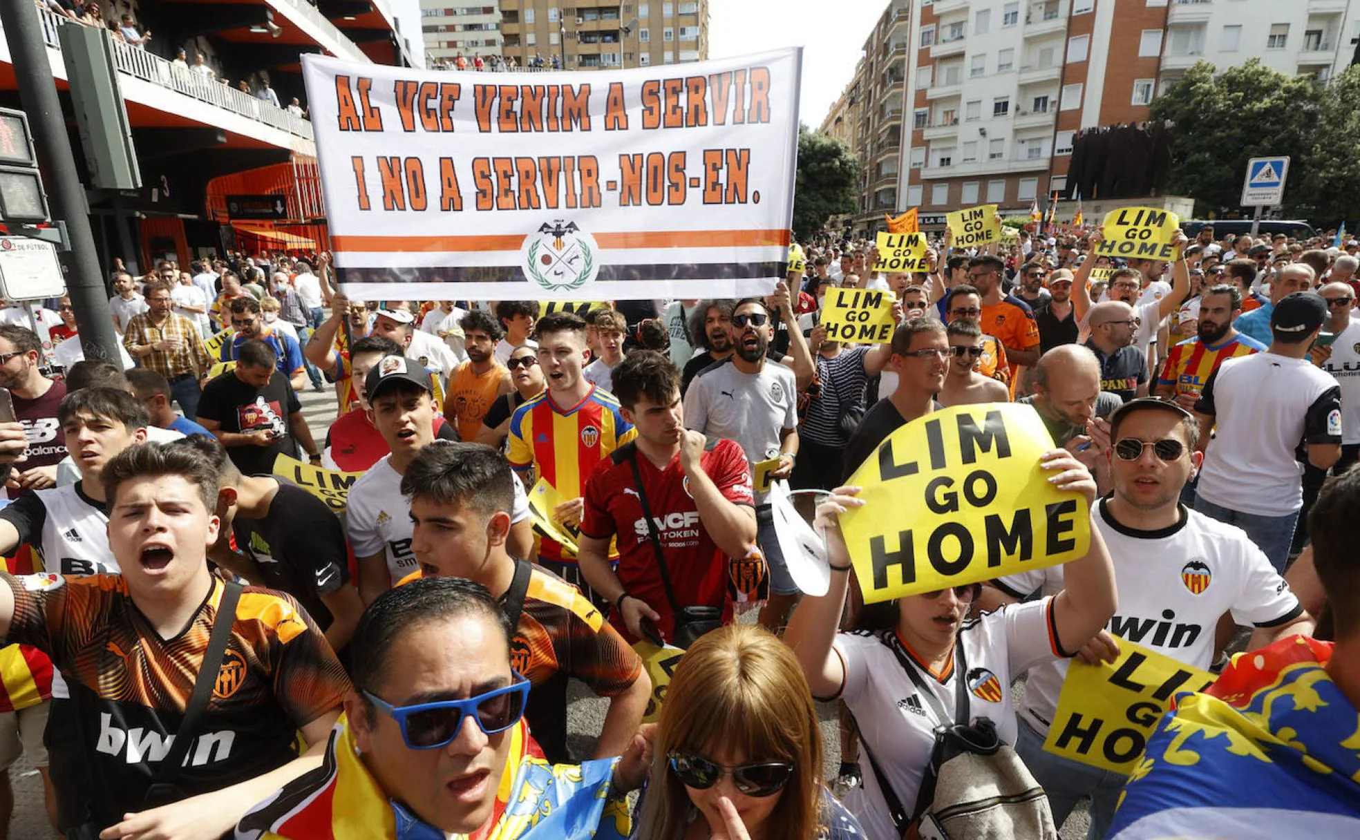 La afición del Valencia protesta contra Lim.