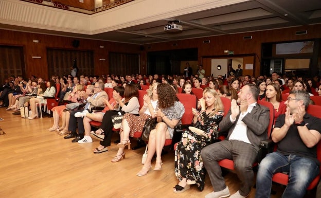 Imagen principal - Público asistente, Carmen Martín, Nerea López (FMVs 2022), Sara Larrazábal (FMIV 2019) y Rafa Moreno (Ramiro de Maeztu). Carla y Consuelo con Galiana y Fuset. 