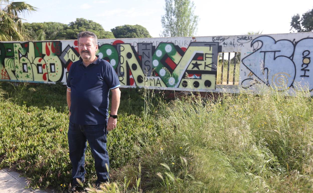 José Antonio Barba. presidente de la asociación vecinal Nazaret Unido, junto al muro donde se inició el derribo pero con el parque pendiente de obras. 