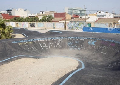 Imagen secundaria 1 - Pista de 'pumptrack' llena de grafitis y rocódromo en la entrada del parque con faltantes y maleza. 