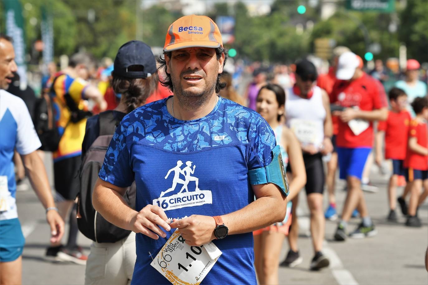 Miles de personas participan en una de las pruebas más esperadas del calendario de carreras populares en Valencia