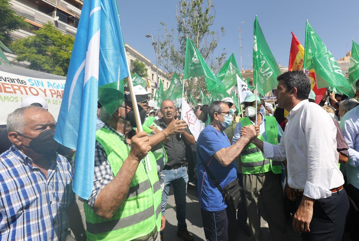 Mazón saluda a los regantes concentrados en la Plaza de la Montañeta. LP