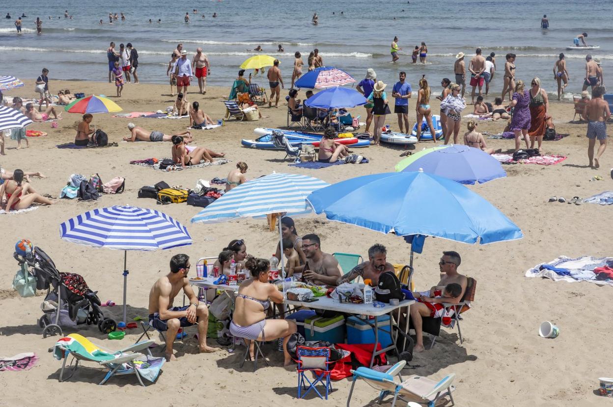 Vista ayer de la playa de la Malvarrosa repleta de bañistas. irene marsilla