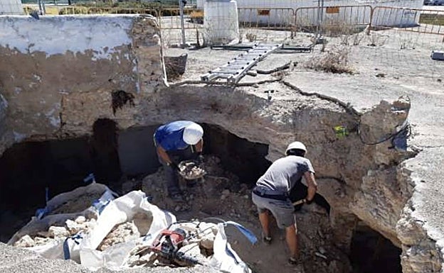 Imagen principal - Las actuaciones de urgencia sobre la cueva colapsada. 