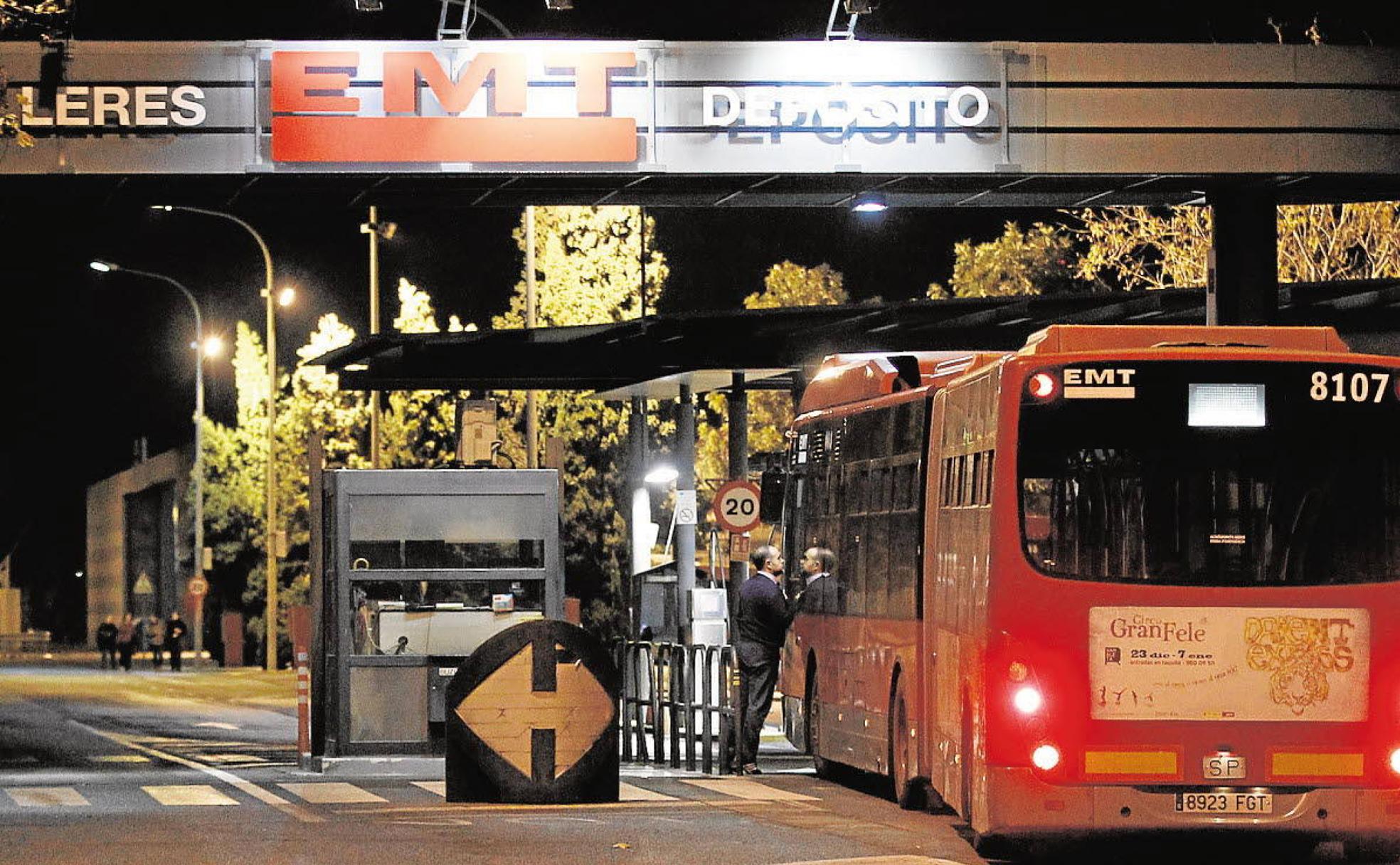 Un autobús entra a las cocheras de la EMT, donde repostan combustible.