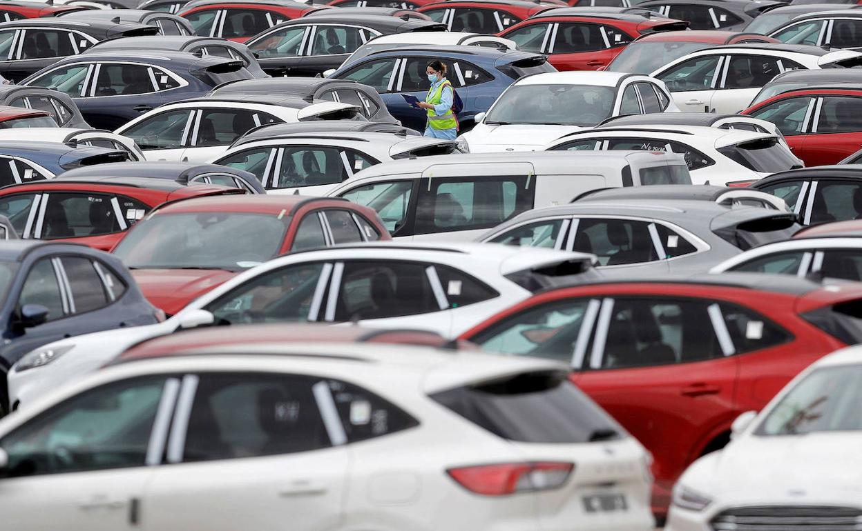 Una trabajadora camina entre coches en la factoría de Almussafes. 