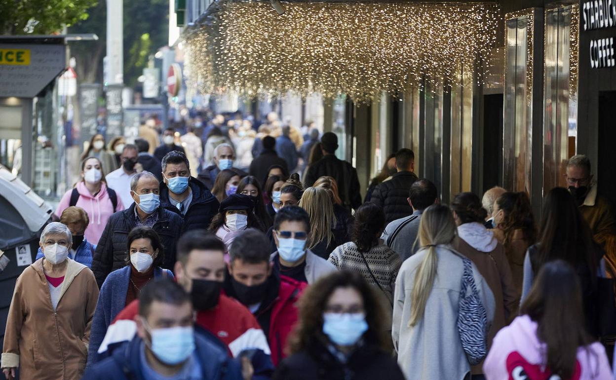 Decenas de personas caminan por la calle Colón en las navidades pasadas.