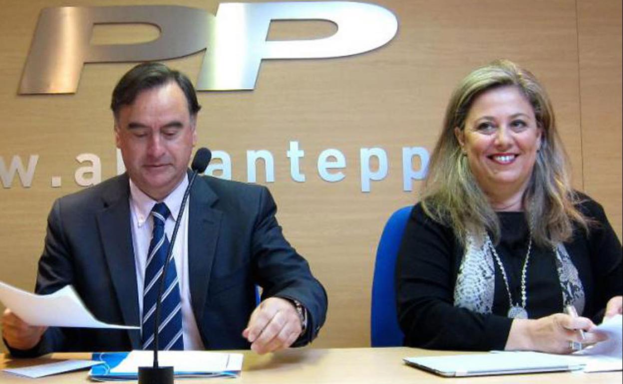 Macarena Montesinos y Miguel Ortiz, en la sede del PP alicantino. 