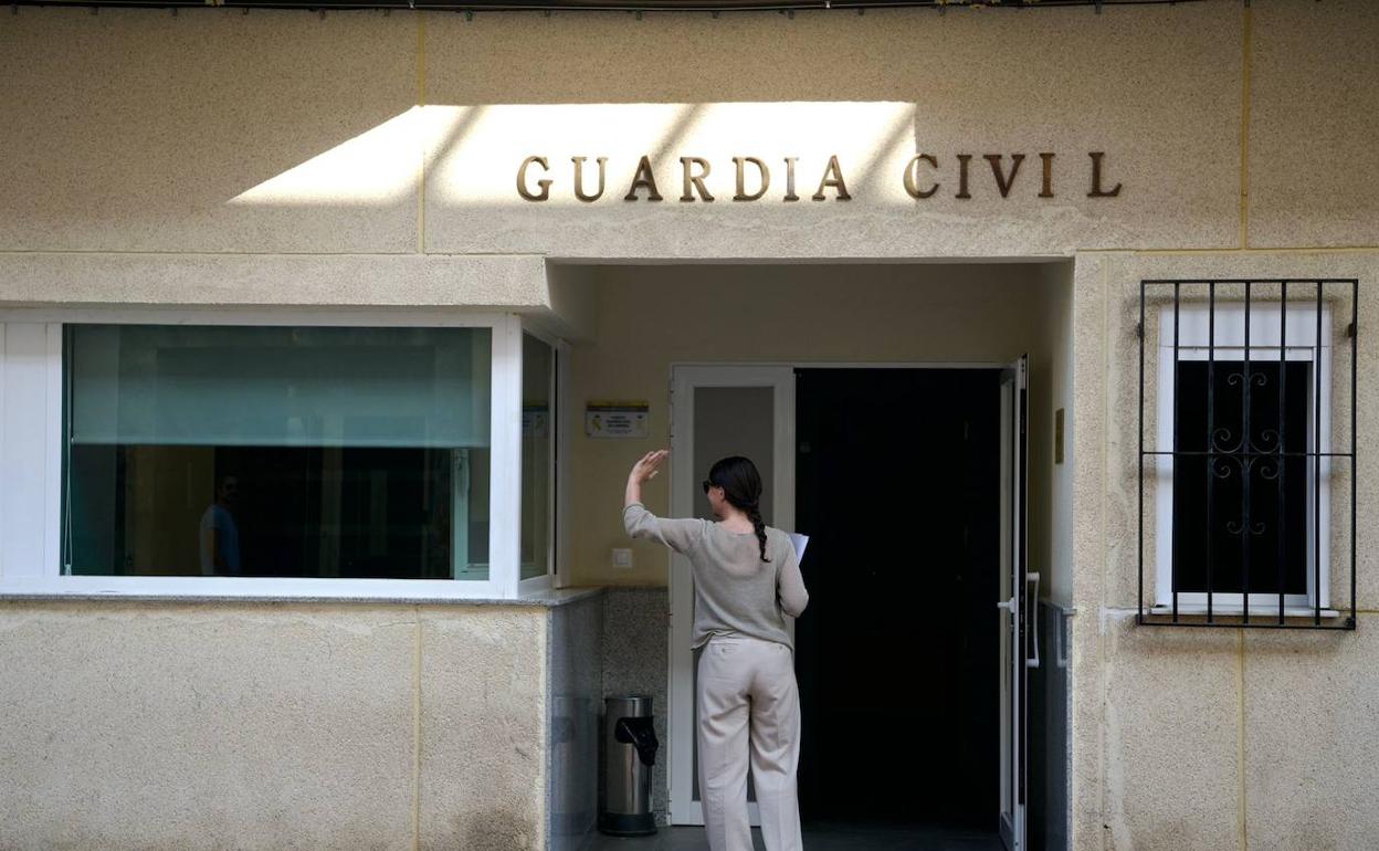 Macarena Olona, en la comandancia de la Guardia Civil de Salobreña. 