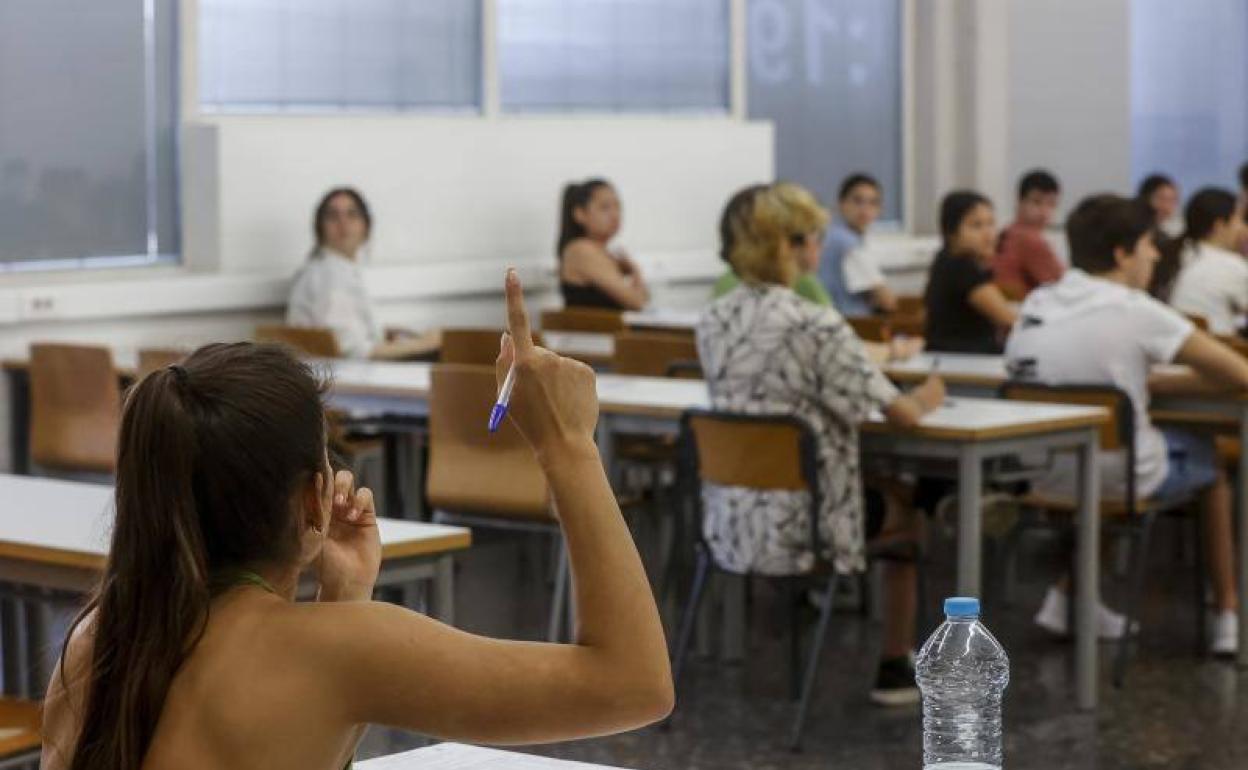 Una estudiante durante un examen de Selectividad.