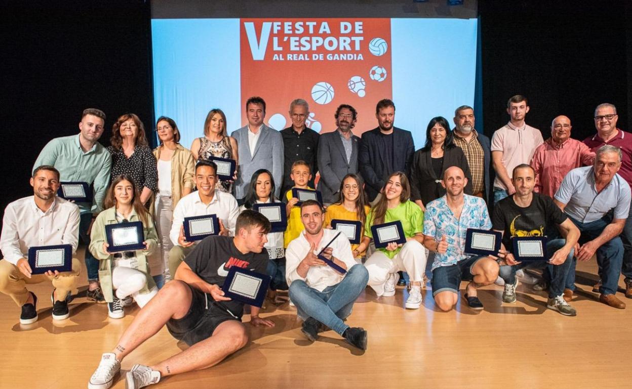 Los ganadores de la Festa de l'Esport de El Real de Gandia, con las autoridades. 