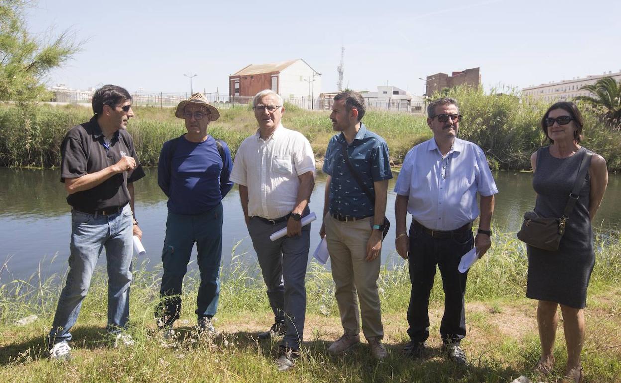 El alcalde Ribó y el vicealcalde Campillo, este lunes con representantes vecinales en Nazaret. 