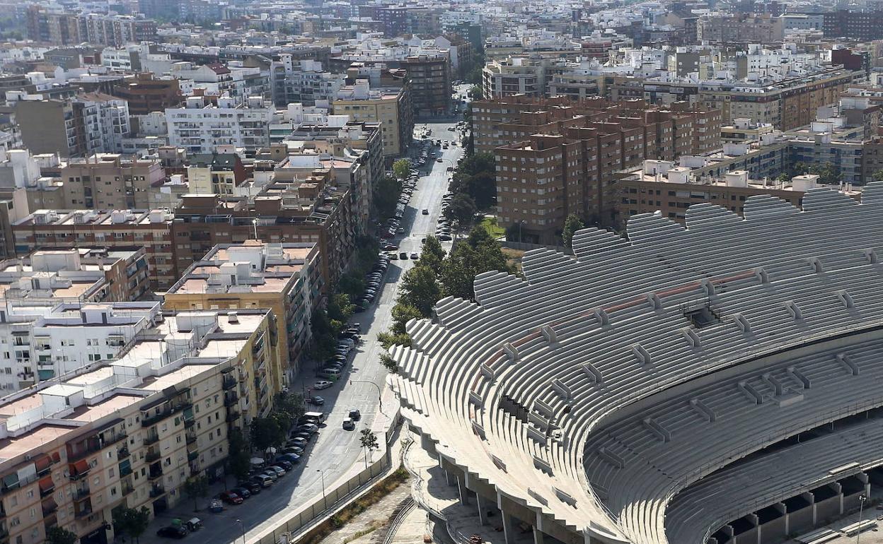 Una de las gradas del nuevo estadio inconcluso, con parte de Benicalap. 