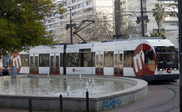 Un joven resulta herido al ser arrollado por un tranvía en Valencia