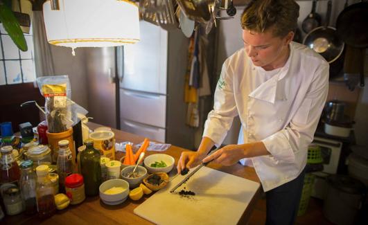 Un chef prepara un plato con trufa negra.