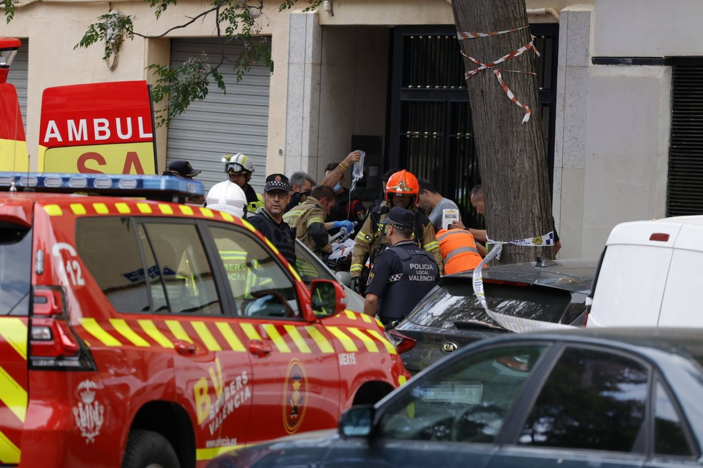 Fotos: Una niña resulta herida tras un grave incendio con atrapados en Valencia