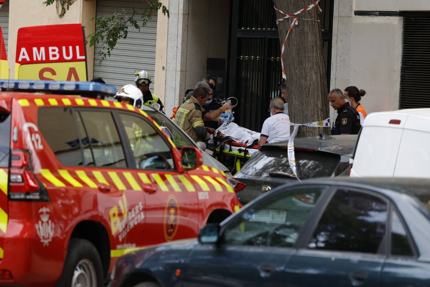 Fotos: Una niña resulta herida tras un grave incendio con atrapados en Valencia