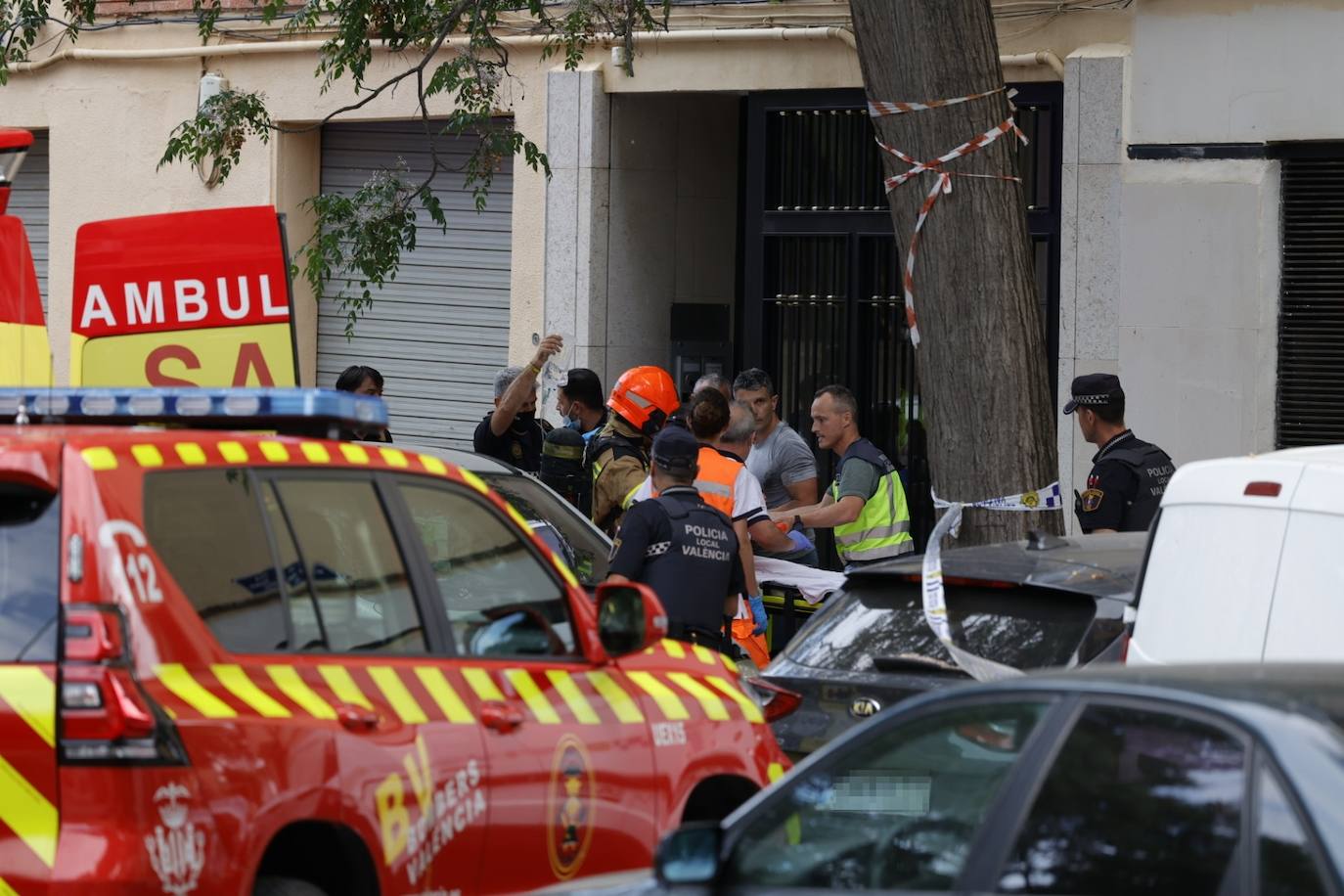 Fotos: Una niña resulta herida tras un grave incendio con atrapados en Valencia