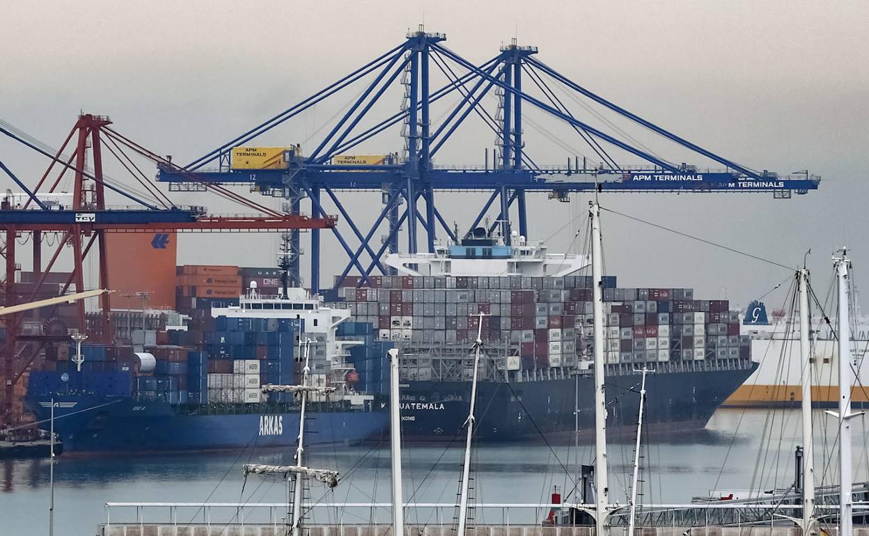 Barcos portacontenedores en el puerto de Valencia. 