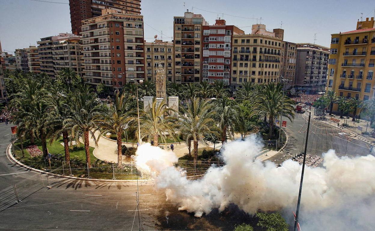 Imagen de una mascletà de Hogueras en la emblemática Plaza de Luceros. 