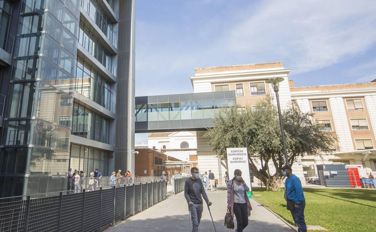 Uno de los accesos al Hospital General de Valencia.