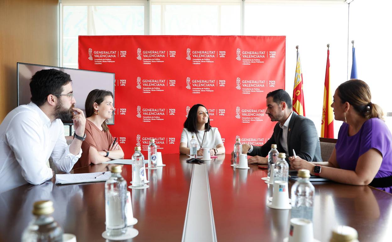 La reunión de la consellera, Rebeca Torró, con el alcalde, Carlos Fernández Bielsa.  