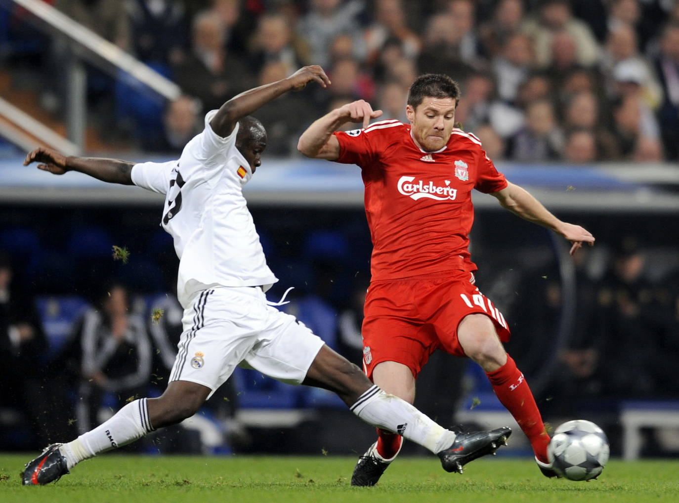 Lassana Diarra y Xabi Alonso pugnan por el balón. 