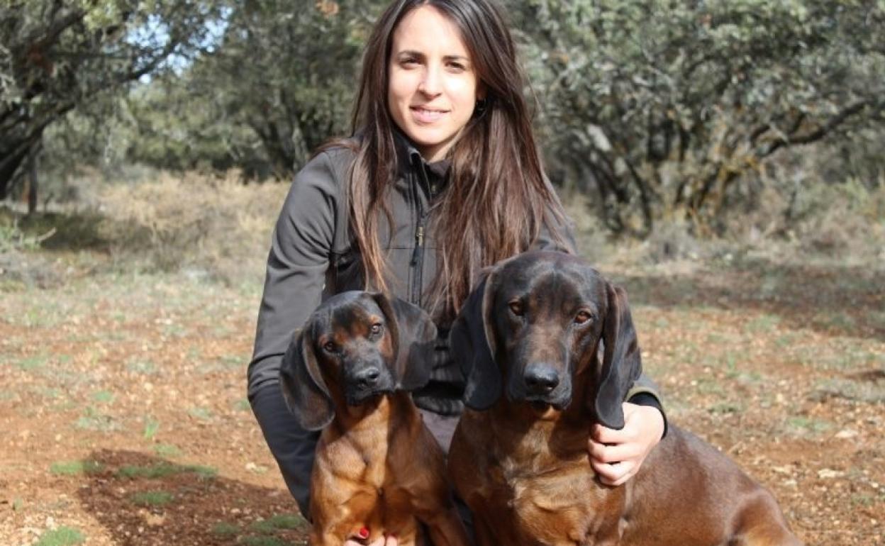 La nueva presidenta de la Federación de Caza, Lorena Martínez, junto a sus perros. 