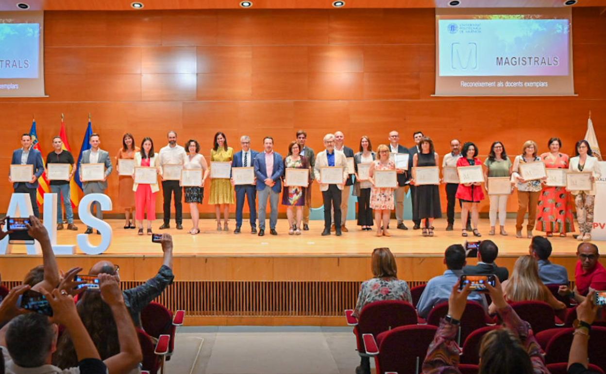 Los galardonados posan con su diploma en el Paraninfo de la universidad. 