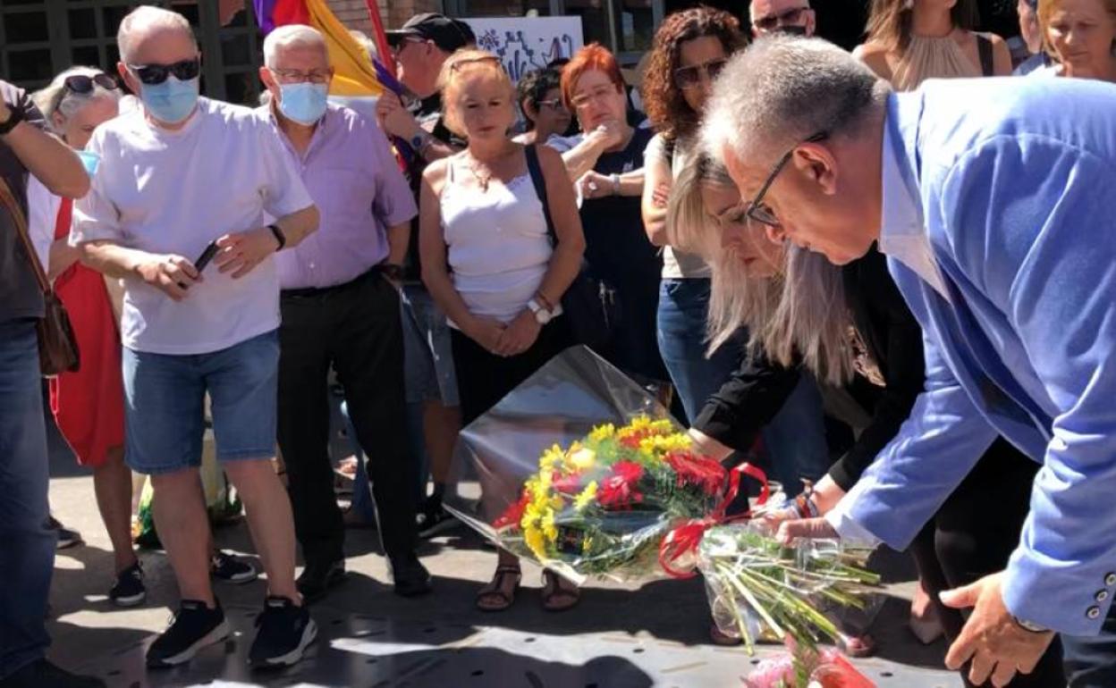 Imagen del emotivo homenaje a las víctimas esta mañana en el Mercado Central de Alicante. 