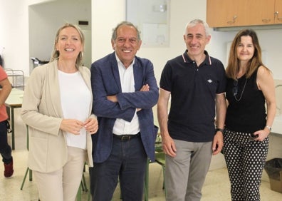 Imagen secundaria 1 - Exposiciones en el centro y la directora con representantes de la conselleria de Educación. 